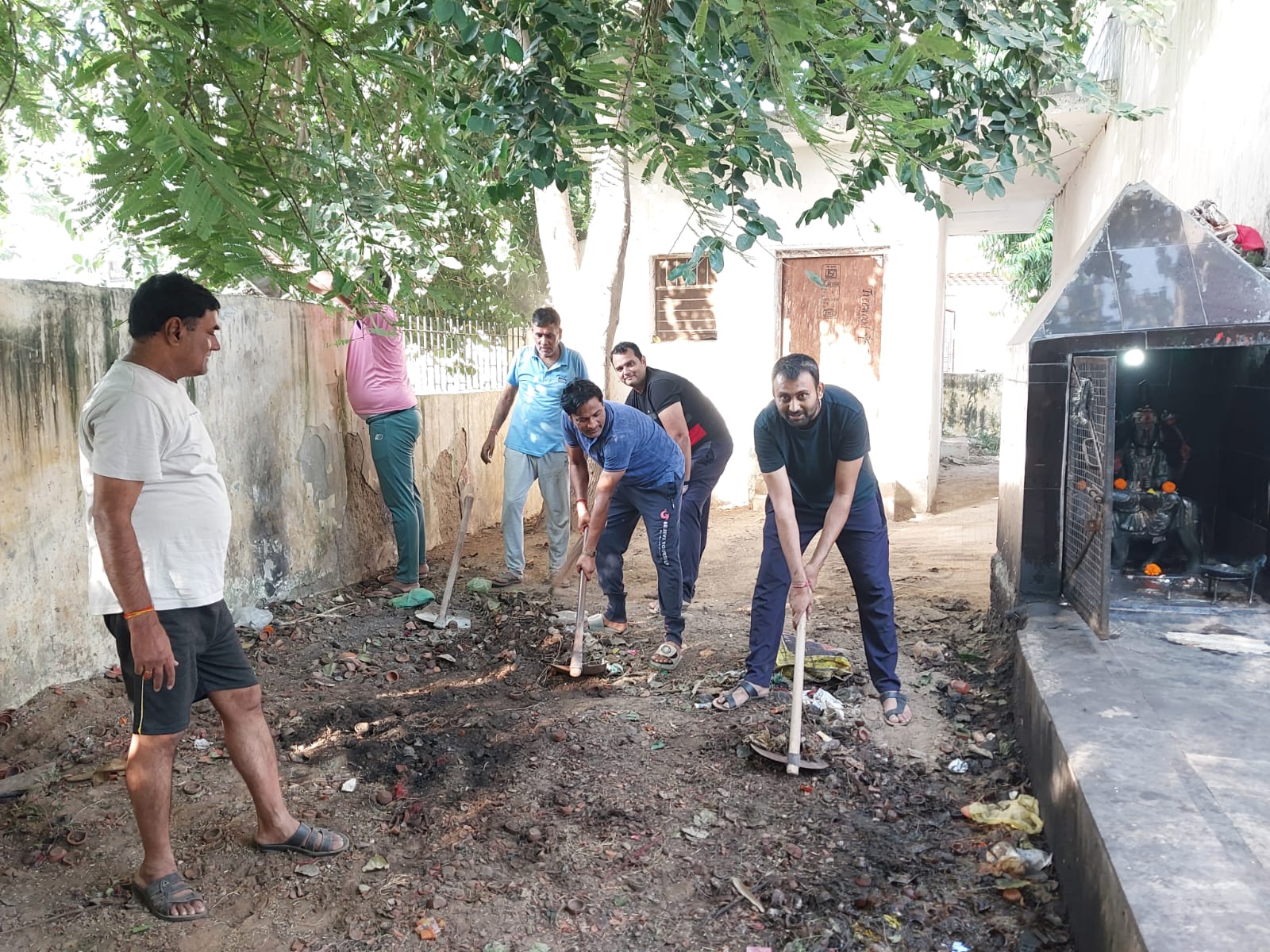 महात्मा गांधी की जयंती पर चलाया स्वच्छता अभियान,  पूर्व पार्षद राजेश यादव व सेक्टरवासियों ने की यूआईटी सेक्टर छह के पार्क की सफाई